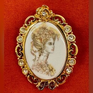 Vintage Avon Victorian Portrait Brooch • Gold-Tone w/ Rhinestones ✨🌹